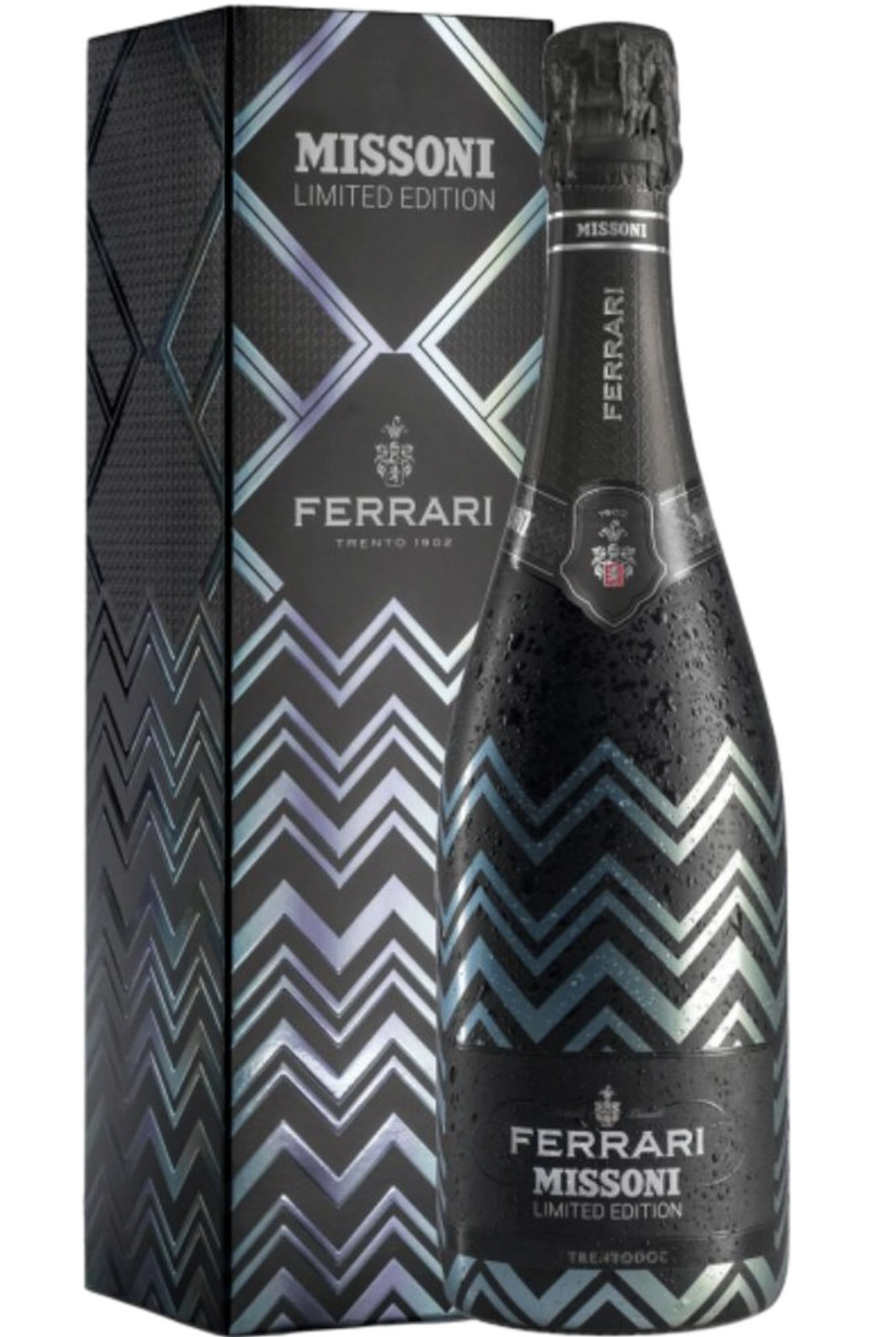 Ferrari Missoni Brut DOC 75cl, a refined sparkling wine from Trento, Italy. This Brut offers crisp apple, pear, and citrus flavors with a hint of floral elegance. Ideal for celebrating special occasions and pairing with seafood, light appetizers, or fresh salads.