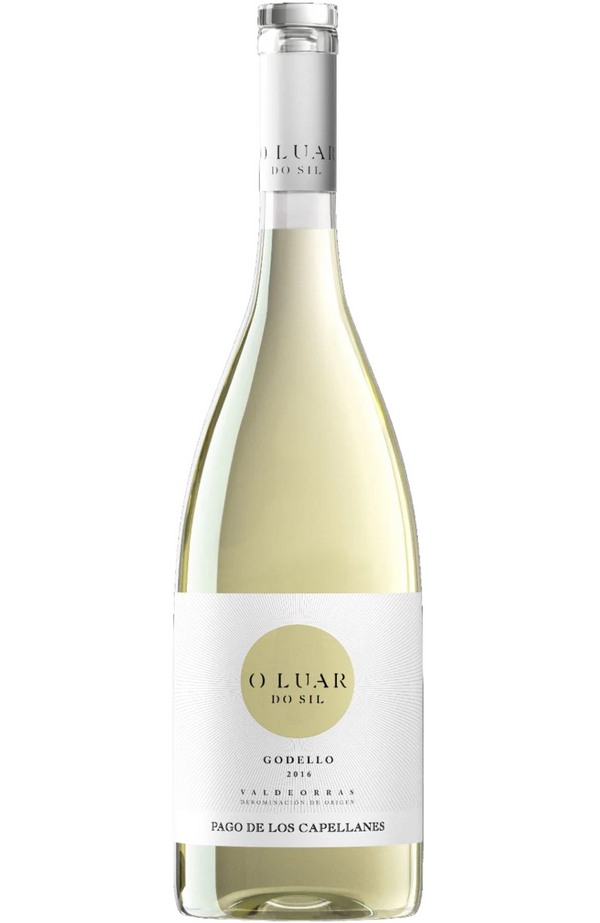 Pago De Los Capellanes - O Luar Do Sil Godello 75cl, a crisp and refreshing white wine from Spain's Duero region. It features bright citrus and green apple aromas with floral undertones. Ideal for pairing with seafood, light salads, and soft cheeses.